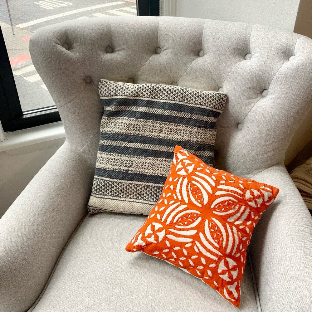 Lot/2 hypoallergic decorative throw pillows